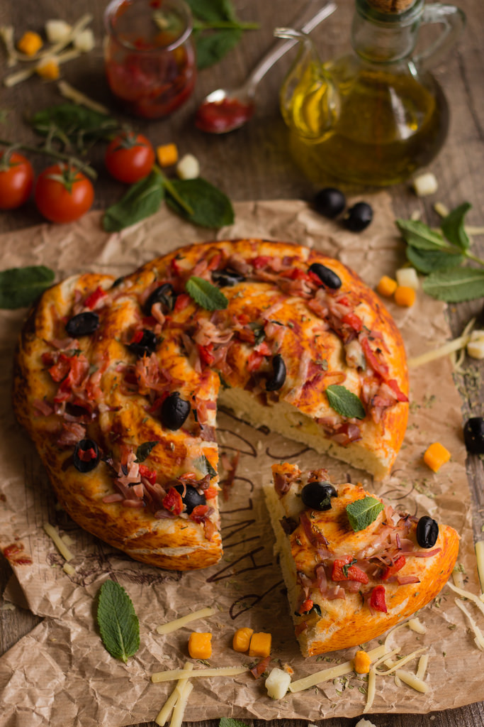 Pizza-caracola con jamón, pimiento y aceitunas {y rellena de queso cheddar}