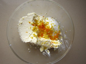 Paso a paso: mezclar el ricotta, el azúcar y las ralladuras de cáscara de limón y naranja