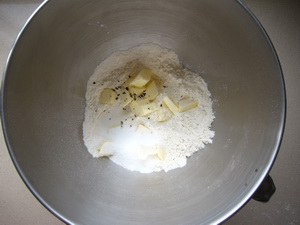 Paso a paso: mezclar la harina, la sémola, la mantequilla, el azúcar, la sal y la vainilla