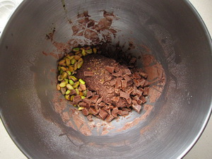 Paso a paso: añadir el chocolate troceado y los pistachos