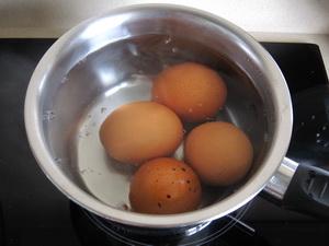 Paso a paso: hervir los huevos