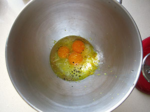 Paso a paso: batir los huevos con el limón, el azúcar y la vainilla