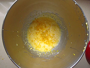 Paso a paso: añadir la ralladura y el jugo del limón