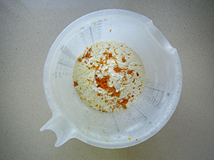 Paso a paso: mezclar la harina con la ralladura de naranja