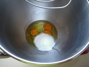 Paso a paso: batir los huevos y el azúcar