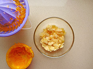 Paso a paso: mojar las almendras en el zumo de naranja