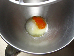 Paso a paso: batir el huevo y el azúcar