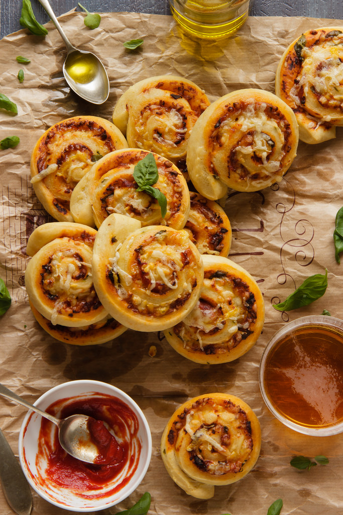Espirales de pizza {con chorizo, tomatitos y albahaca}