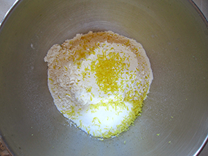 Paso a paso: mezclar la harina con la ralladura de limón y el azúcar