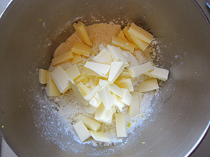 Paso a paso: agregar la mantequilla, el queso en crema y la sal