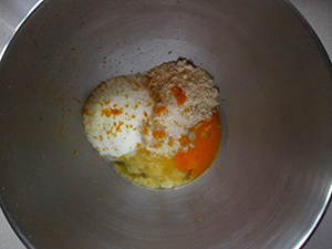 Paso a paso: mezclar la almendra, el azúcar, la ralladura de naranja y el huevo