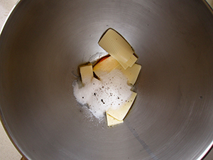 Paso a paso: mezclar el huevo, la mantequilla y la vainilla