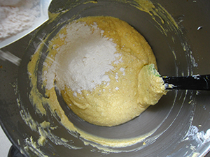 Paso a paso: agregar la harina y mezclar con una espátula