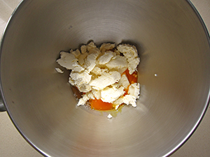 Paso a paso: mezclar los huevos, la ricotta y el azúcar