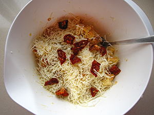 Paso a paso: agregar el queso emental y los tomatitos secos