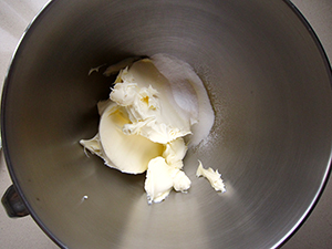 Paso a paso: mezclar el mascarpone y el azúcar para el relleno de la tarta