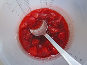 Paso a paso: mezclar las fresas troceadas y la gelatina