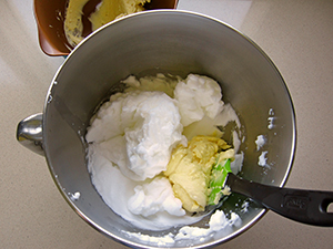 Paso a paso: mezclar las claras a punto de nieve y la crema de yemas